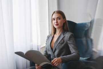 mulher socialmente vestida realizando entrevista de emprego